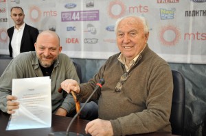 Dr. Petar Volk uručuje nagradu Olegu Novkoviću