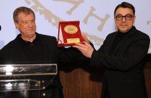 Jugoslav Pantelić uručuje Zlatni pečat Jugoslovenske kinoteke Džonu MekTirnanu