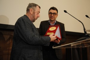 Jugoslav Pantelić uručuje Zlatni pečat reditelju Pavelu Lunginu