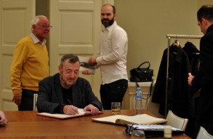Pavel Lungin se upisuje u knjigu utisaka Jugoslovenske kinoteke
